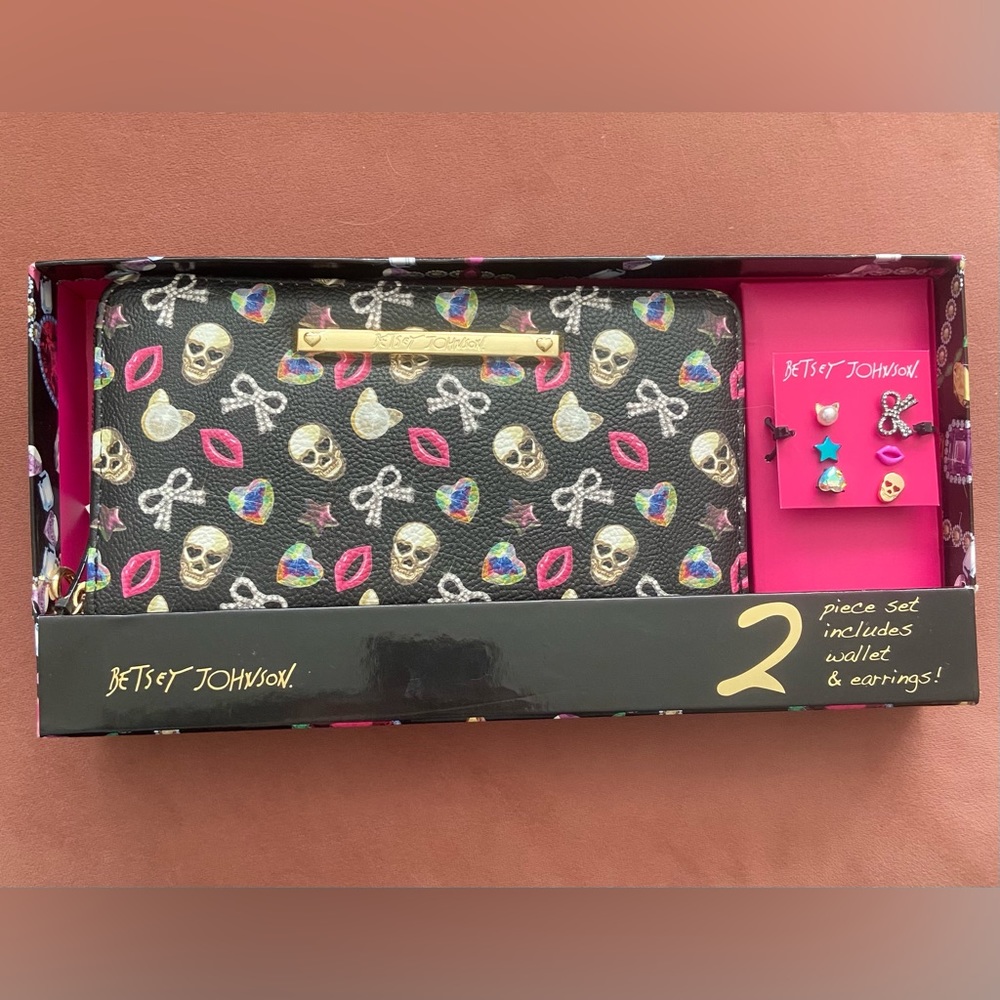 New! BETSEY JOHNSON Black Skull Lips Kitty Theme Wristlet Wallet & Earrings set